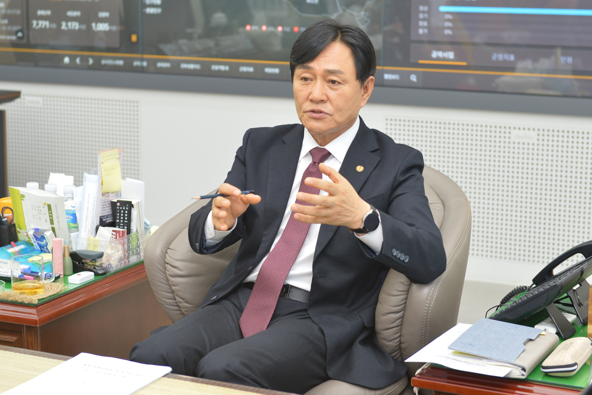 강화군,_청소년_복합_문화타운_조성_본격_추진(참고사진,_사업을_설명하는_박용철_군수)