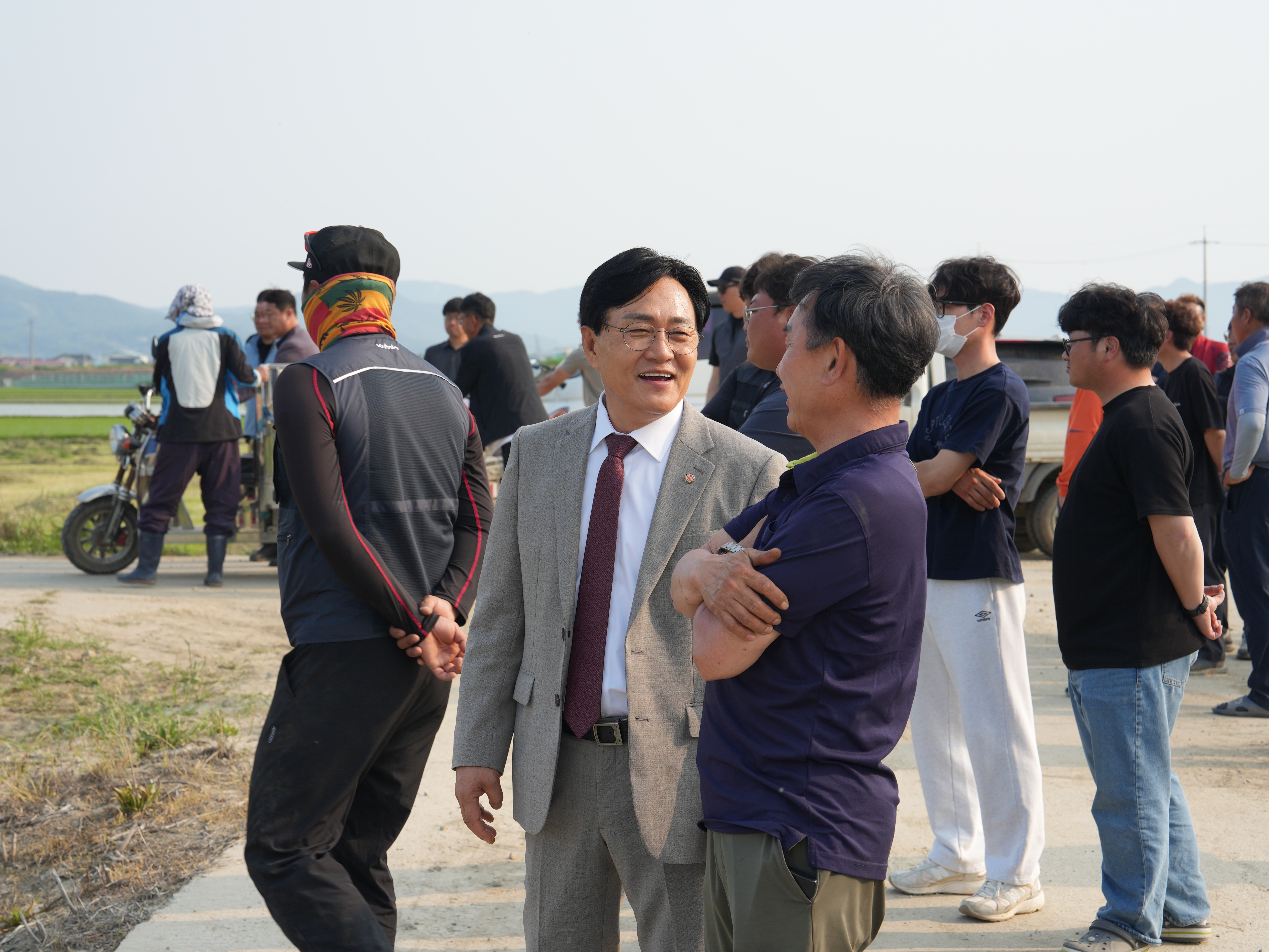 강화군,_축산농가_경영_돕는_조사료_수확_시연회_개최(2_시연회에_참석한_박용철_군수)