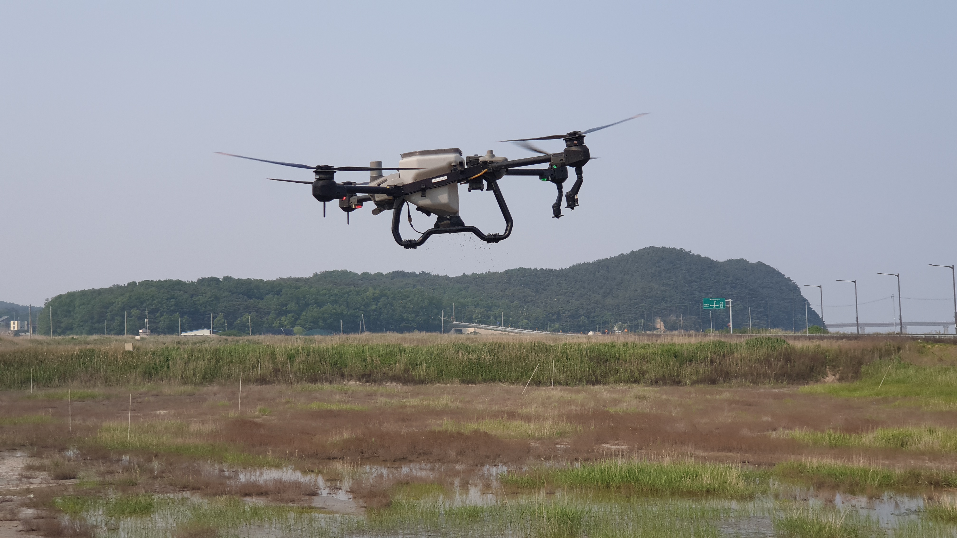 강화군,_드론으로_말라리아_방역_사각지대_해소_나서(1_드론_방역_모습)