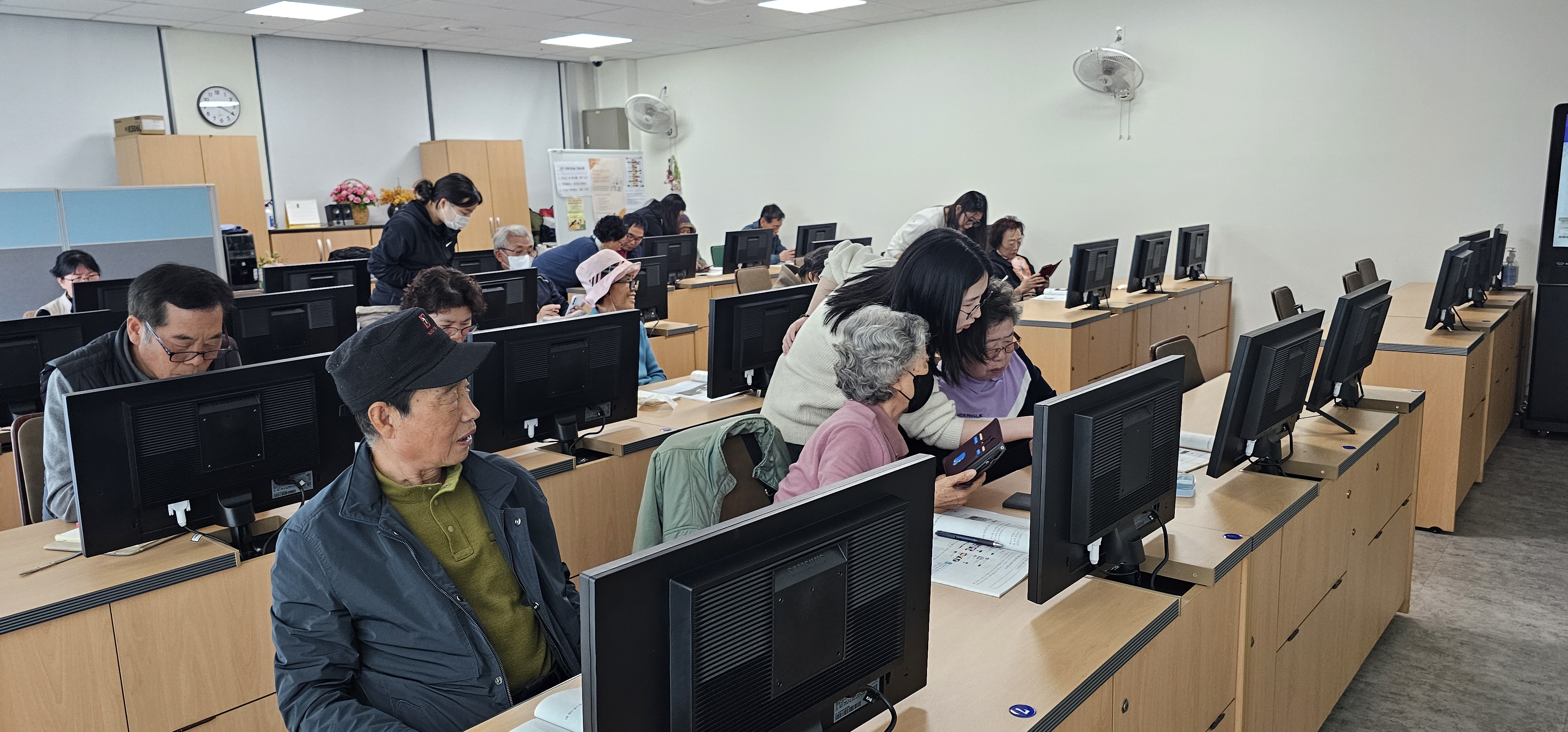 강화군,_어르신_키오스크_교육_학생_참여로_활기_가득(1)