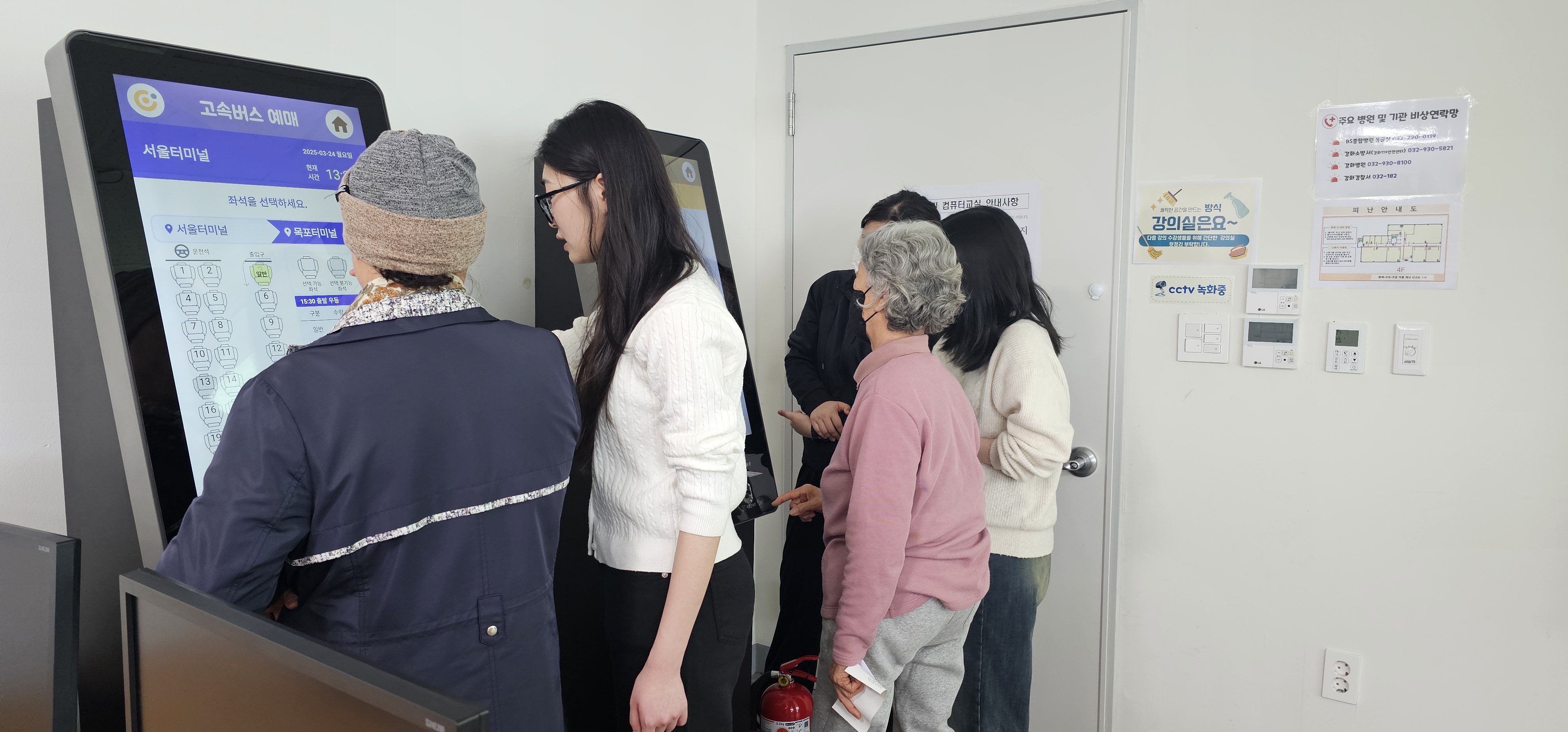 강화군,_어르신_키오스크_교육_학생_참여로_활기_가득(2)