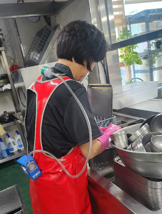 강화군,_근로자_작업환경측정_‘전_항목_안전기준_충족’(측정_중인_근로자)