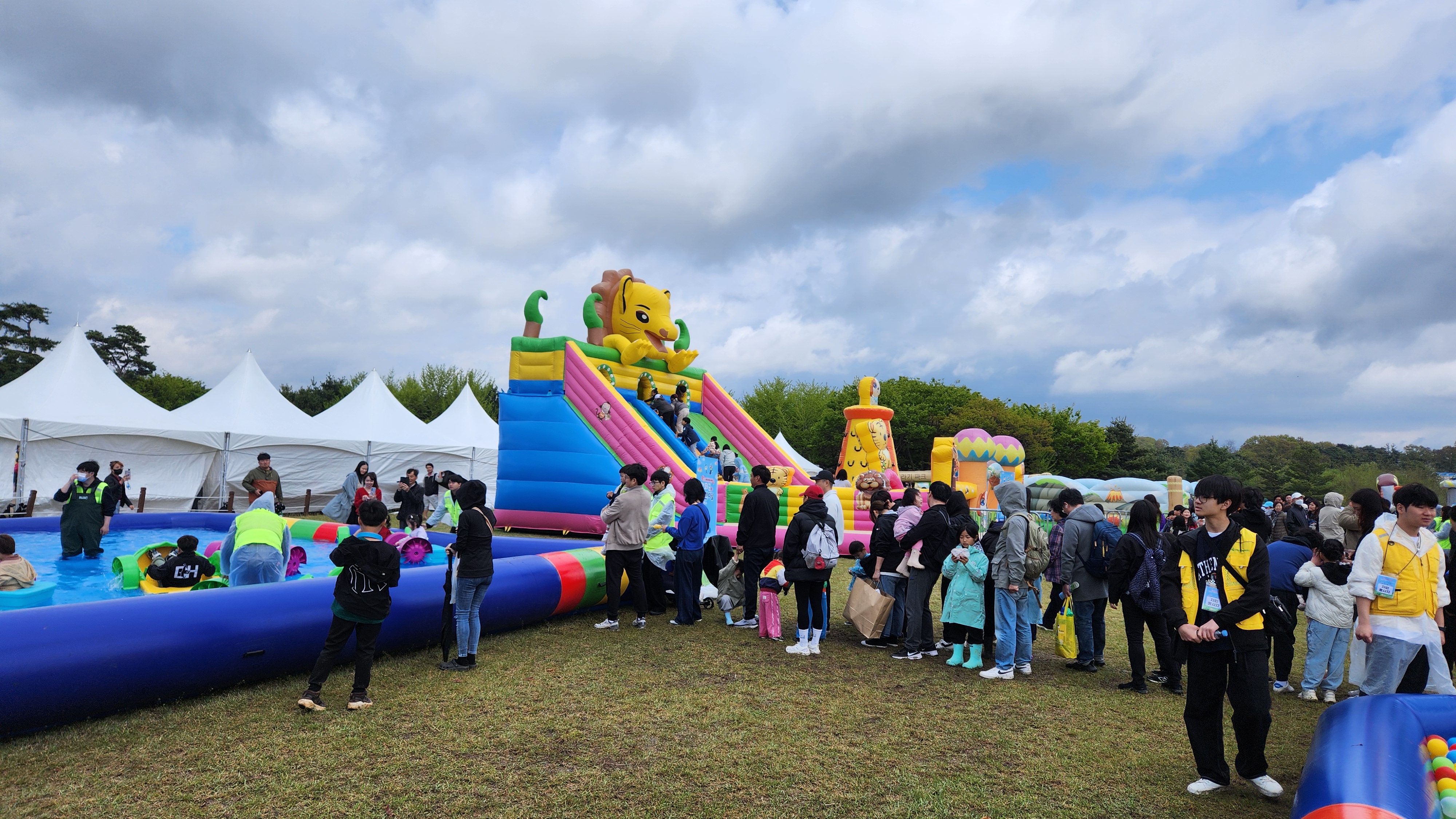 강화군,_고인돌_광장_달군_어린이날_기념행사(3_에어바운스_등_놀이존)