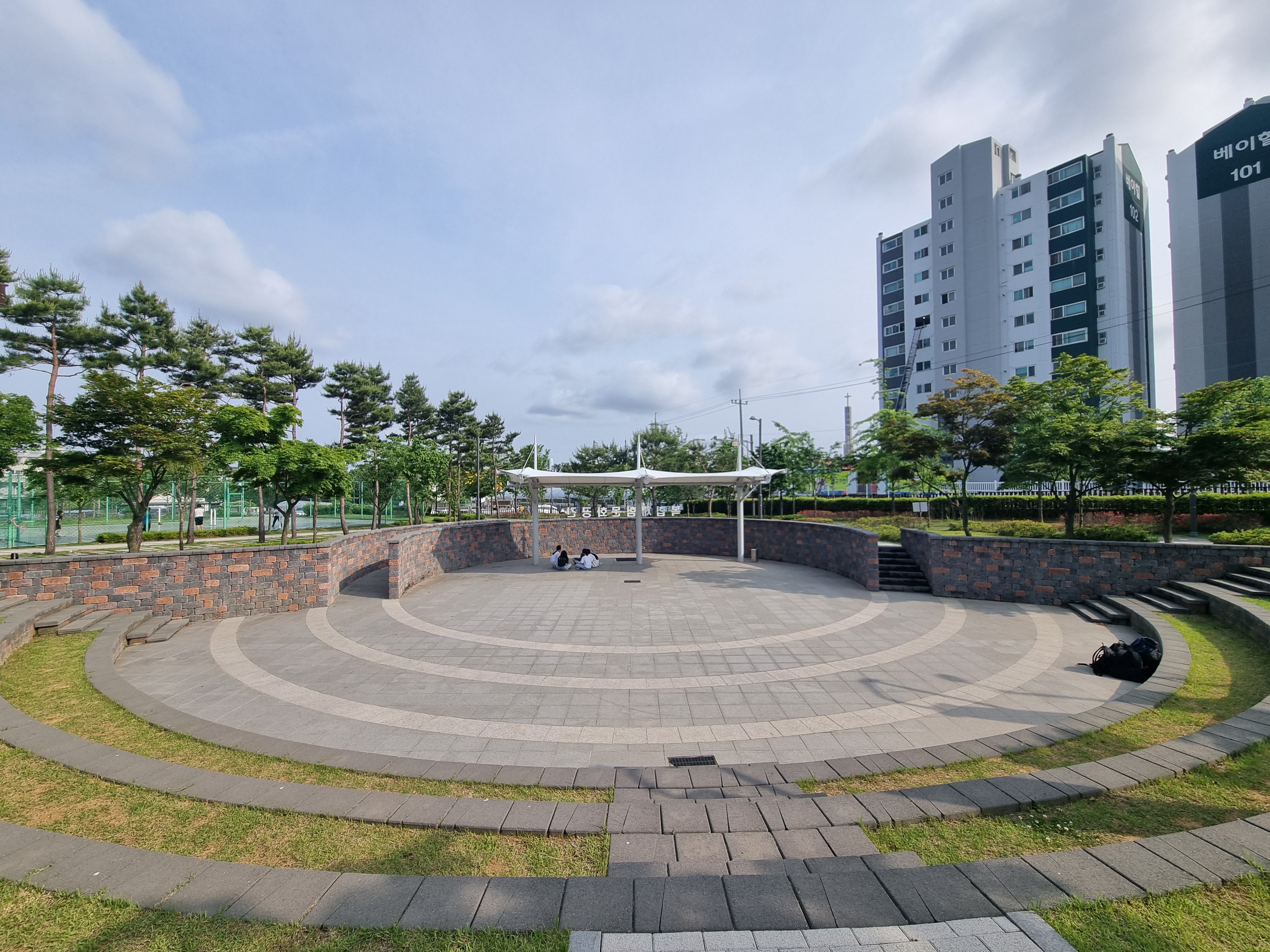 강화군,_공원_야외무대_개방해_지역_예술인_버스킹_공원_지원(1_갑룡공원_야외무대)