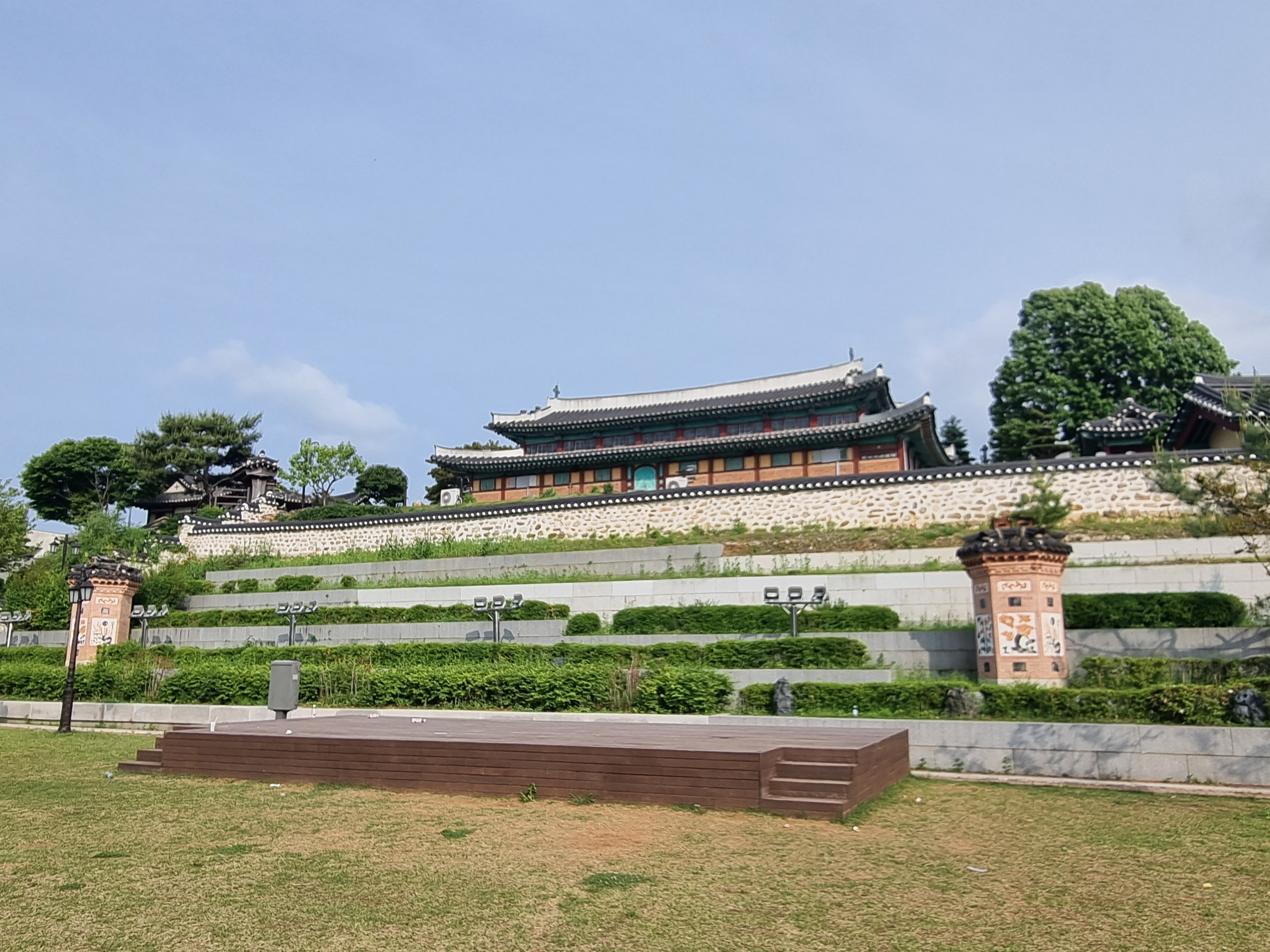 강화군,_공원_야외무대_개방해_지역_예술인_버스킹_공원_지원(2_용흥궁_공원_야외무대)