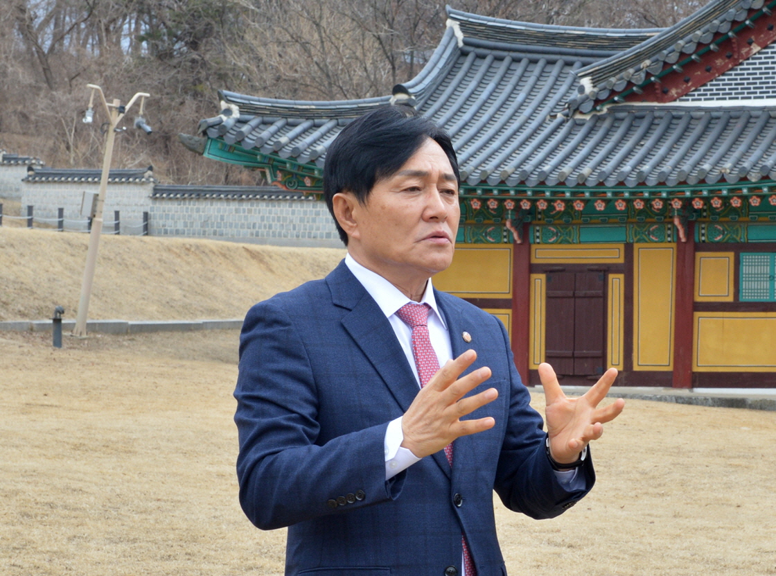 강화군,_국립강화고려박물관_유치전_돌입(1_고려궁지에서_박물관의_필요성에_대해_설명하는_박용철_군수)