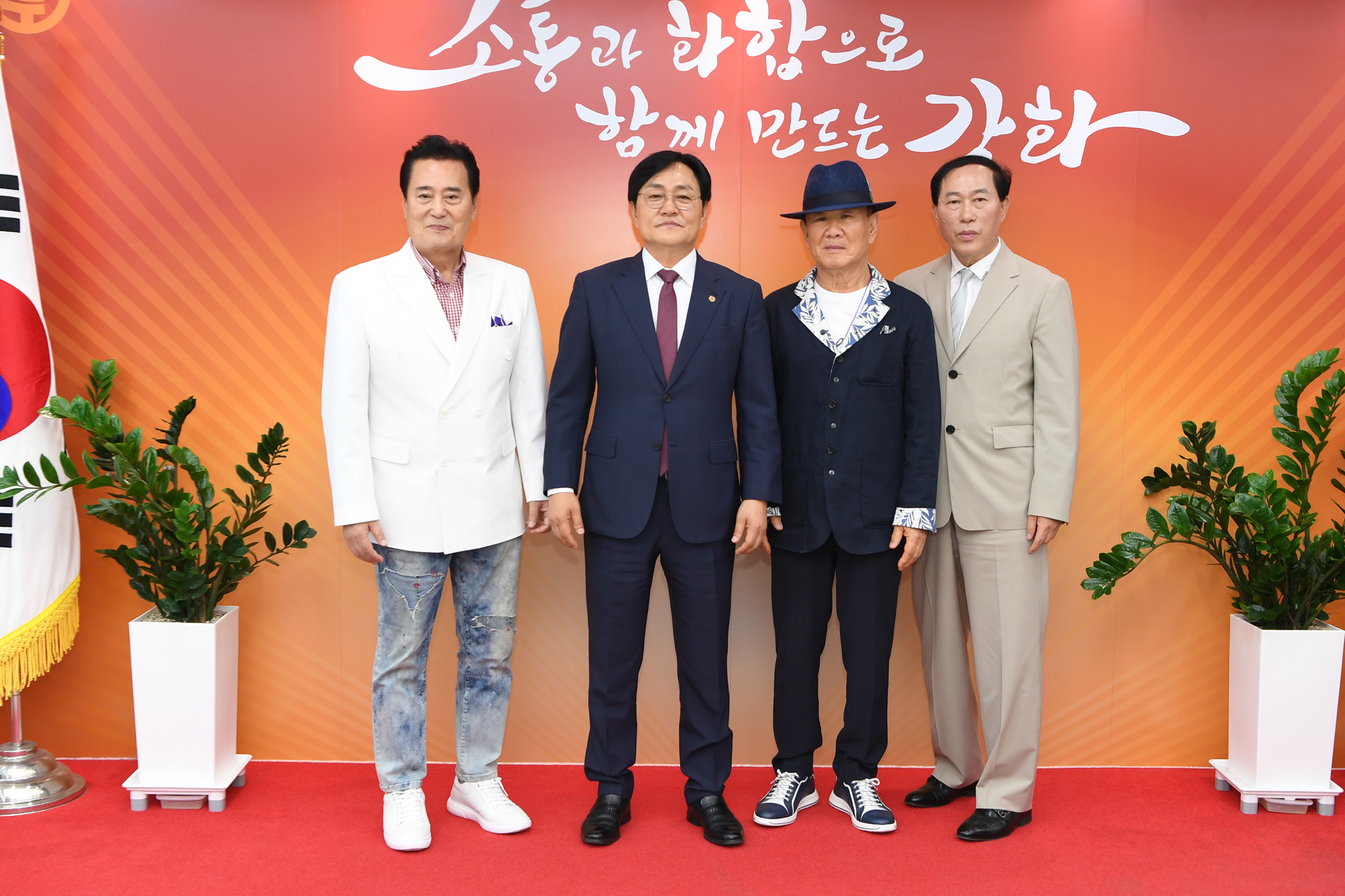 강화군,_홍보대사_위촉(왼쪽부터_가수_겸_배우_김성환,_박용철_강화군수,_가수_김정수,_가수_김부자_대리인)