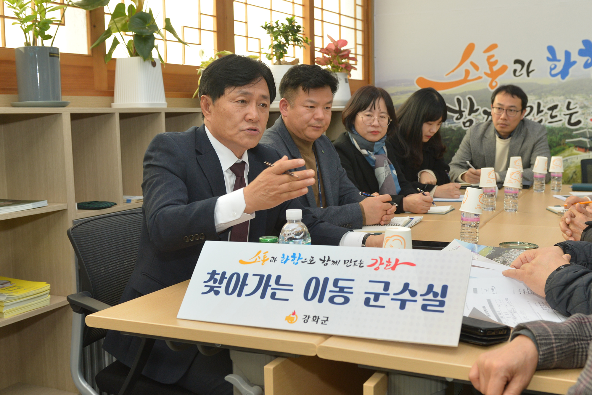 강화군,_주민_재산권_지키는_미등록_건축물_양성화_사업_본격_추진(주민들과_소통하며_불편_사례들을_청취하는_박용철_군수)