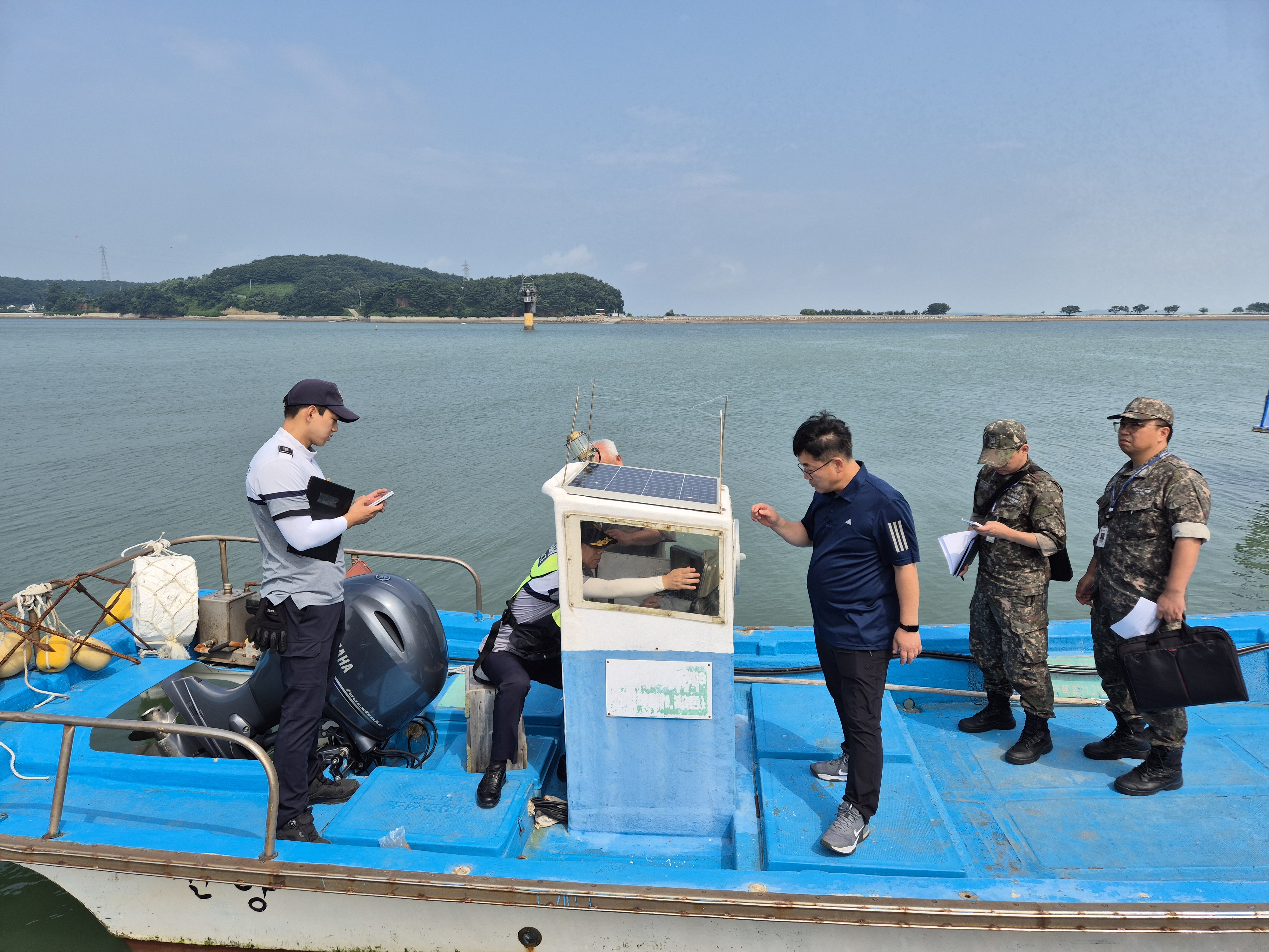 강화군,_민·관·군·경_합동_대응으로_해상_실종_어민_극적_구조(2_지난_8월_관계기관_합동_안전점검_자료사진)
