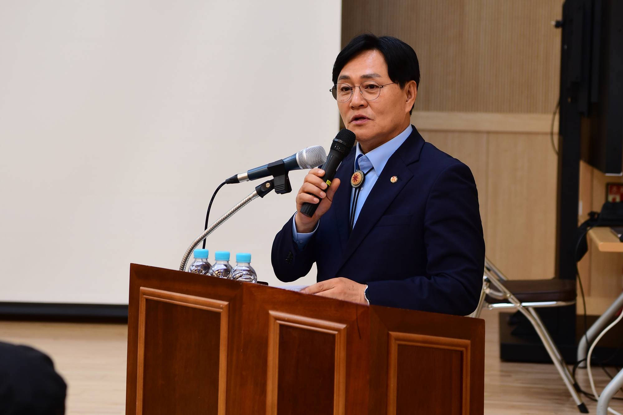 강화군,_농어촌_학생_위한_맞춤형_대학입시_설명회로_큰_호응(1_인사말_하는_박용철_군수)