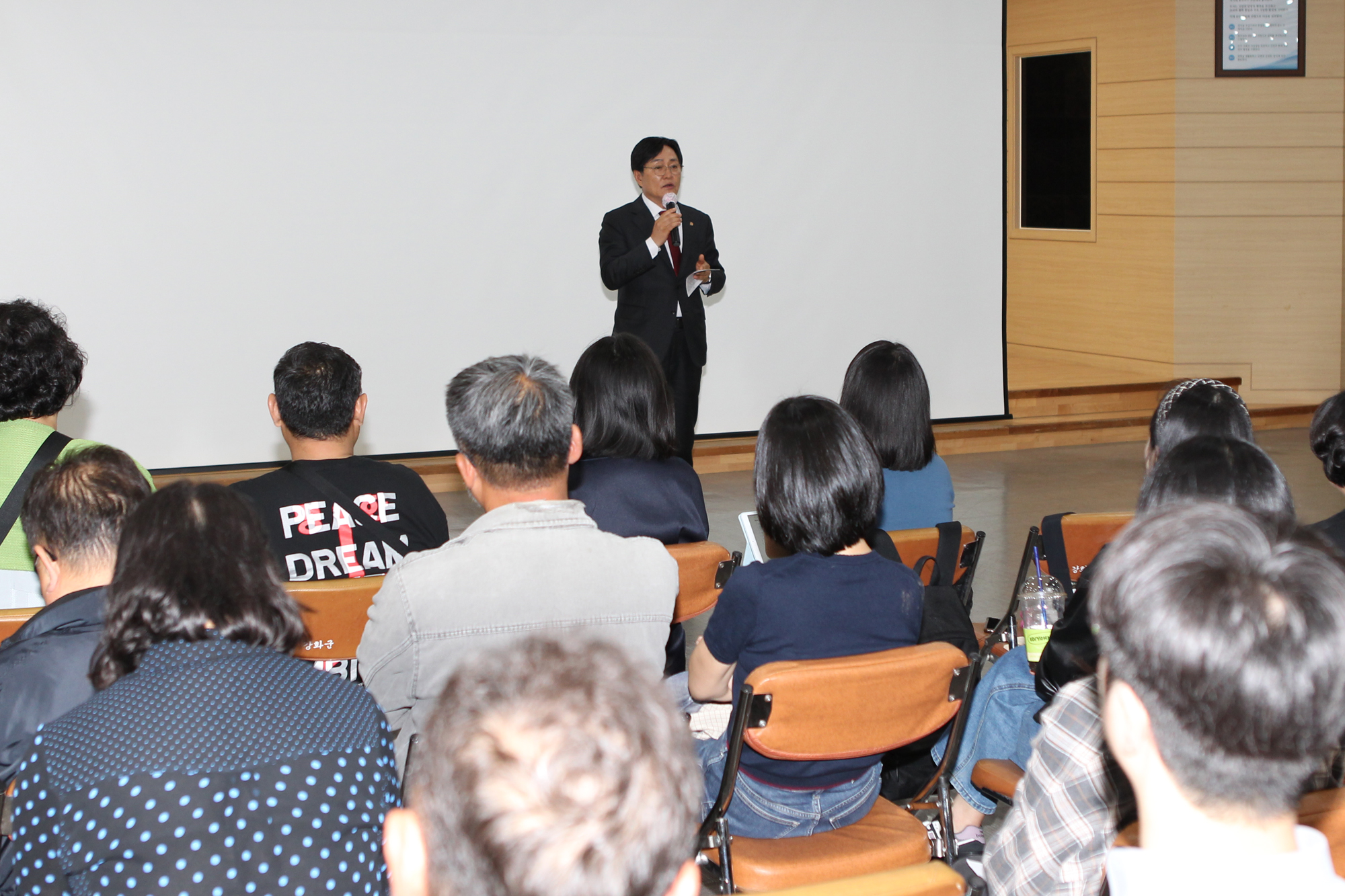 강화군,_올해_두번_째_청년_창업_풀씨링_개최(인사말_하는_박용철_군수)