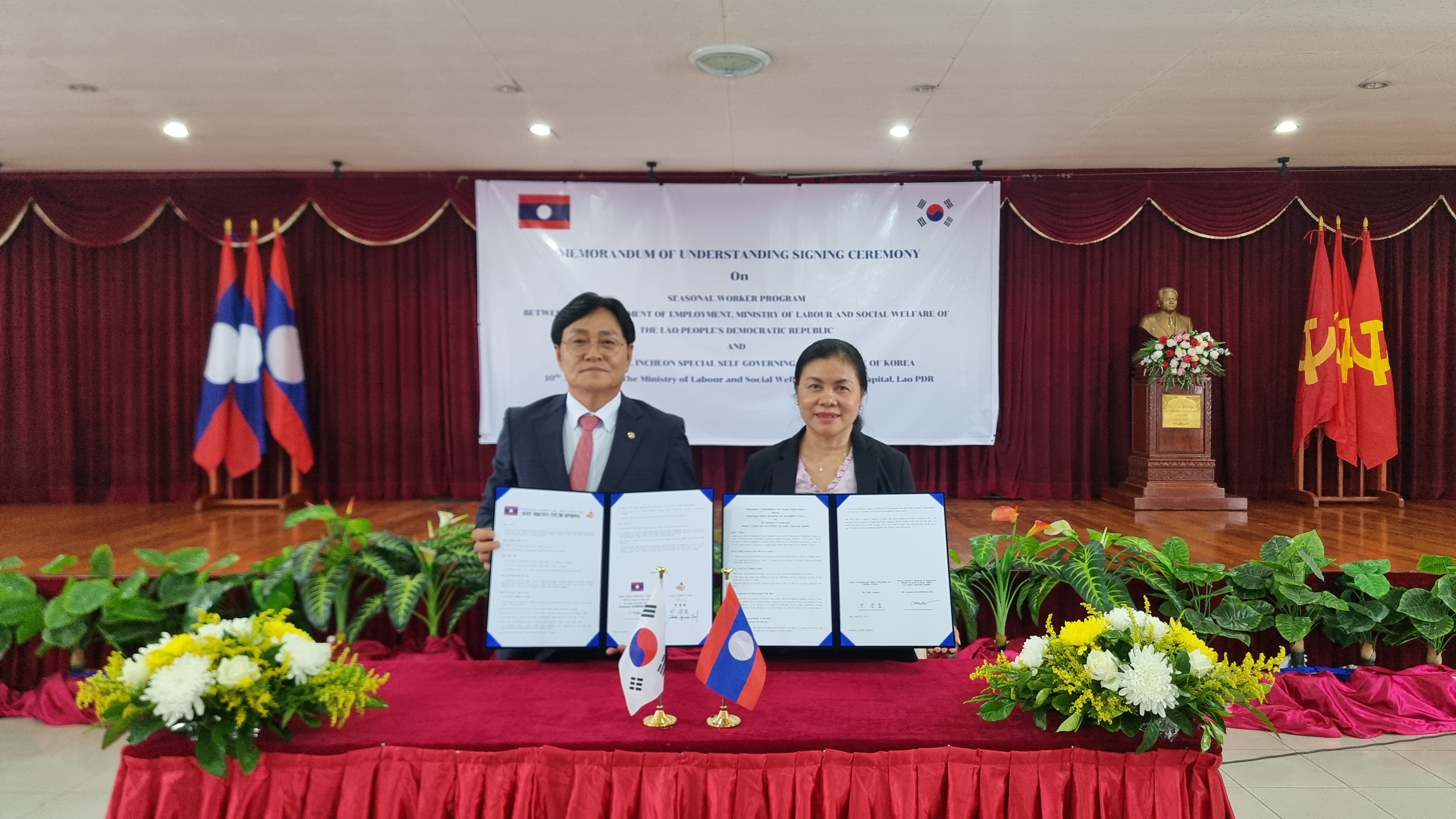 강화군,_라오스와_외국인_계절근로자_도입_협약_체결(박용철_강화군수,_라오스_노동사회복지부_고용국_국장)