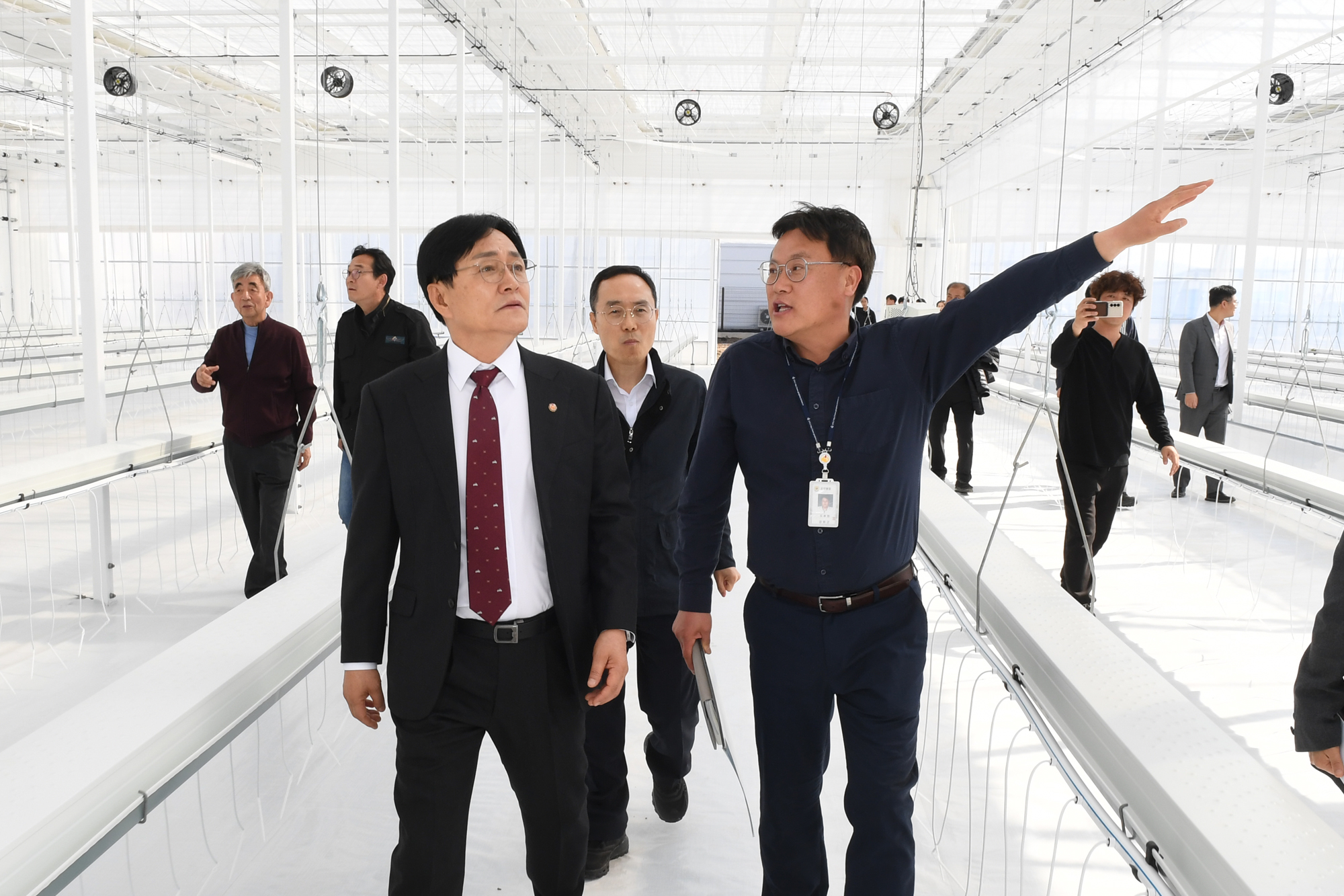 강화군,_로컬_팜_빌리지_조성_공사_박차(1_사업현장을_시찰하는_박용철_군수)