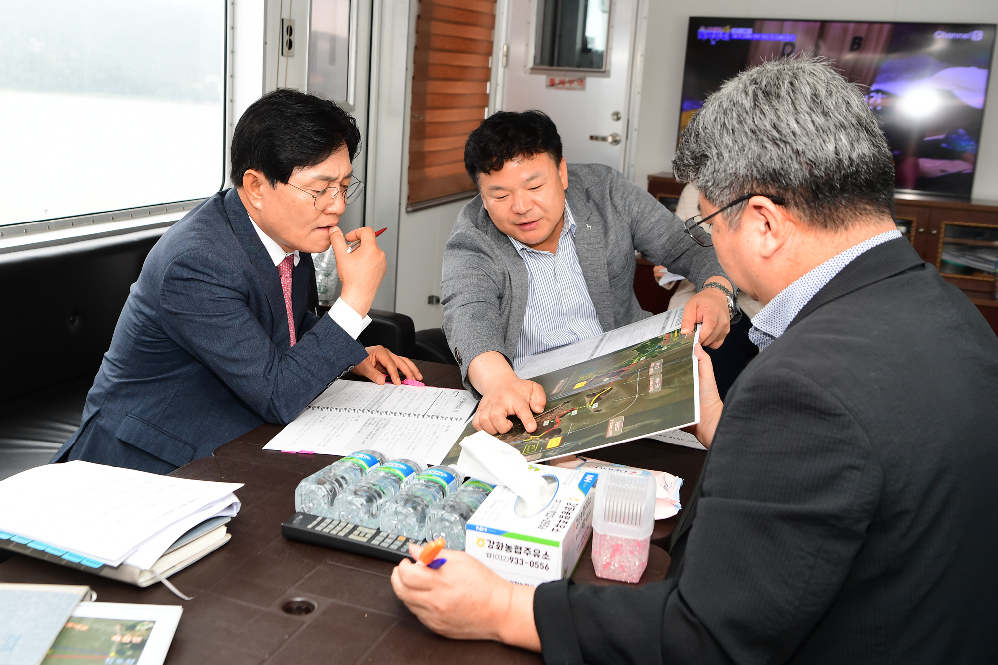 강화군,_서도면에서_찾아가는_이동군수실_본격_재시동(4_배_안에서_지역현안_회의_중인_박용철_군수)