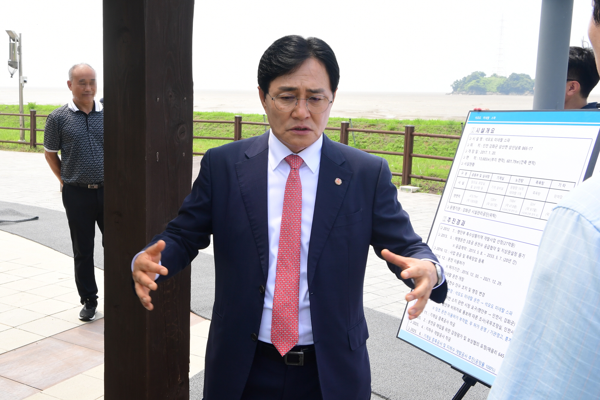 강화군,‘석모도_미네랄_스파’_노천탕_운영_재개(1_현장_점검하는_박용철_군수)