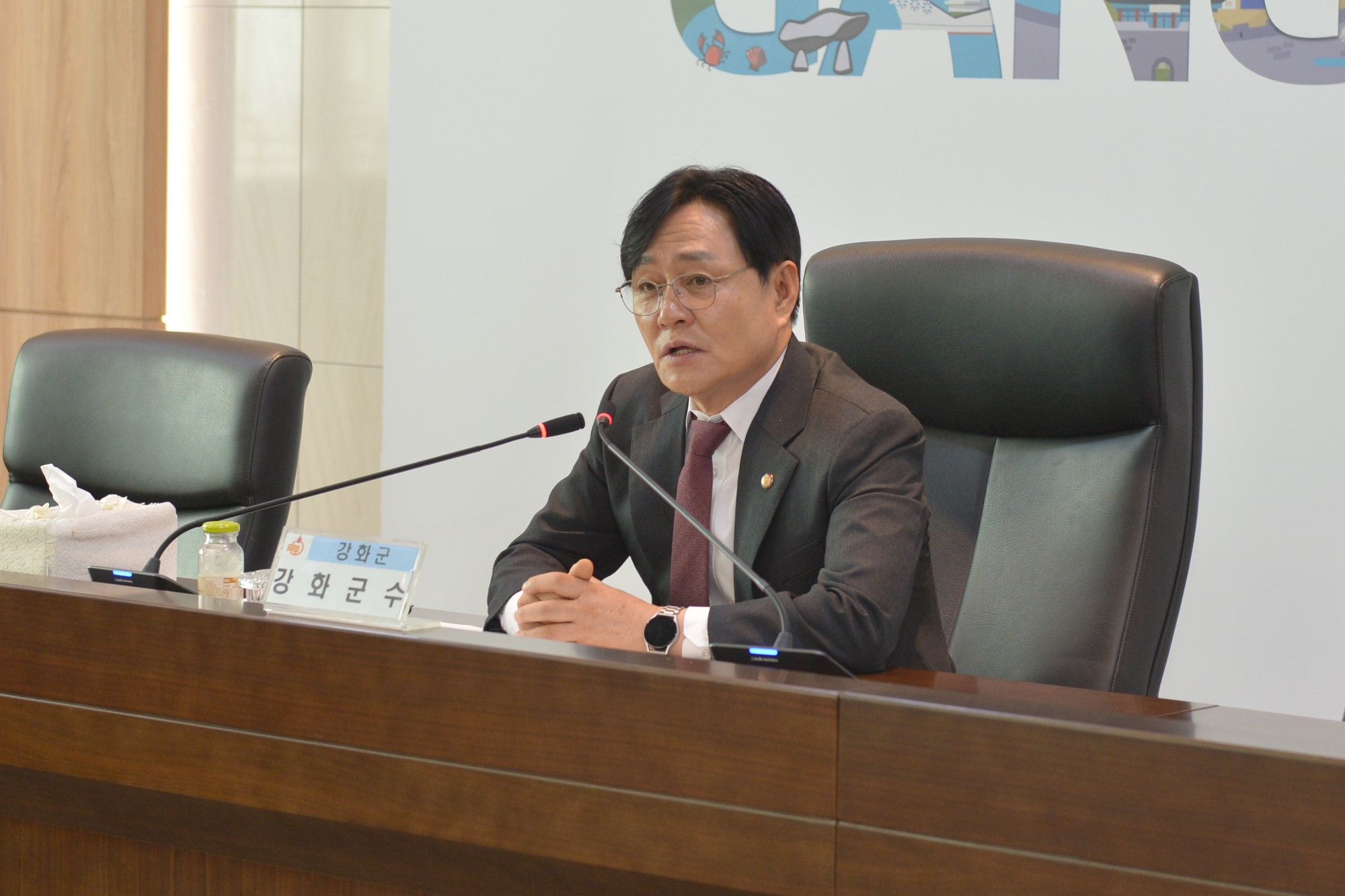 강화군,_영남_산불_피해_지원에_강화군민_뜻_모은다(긴급회의를_주재하는_박용철_강화군수)