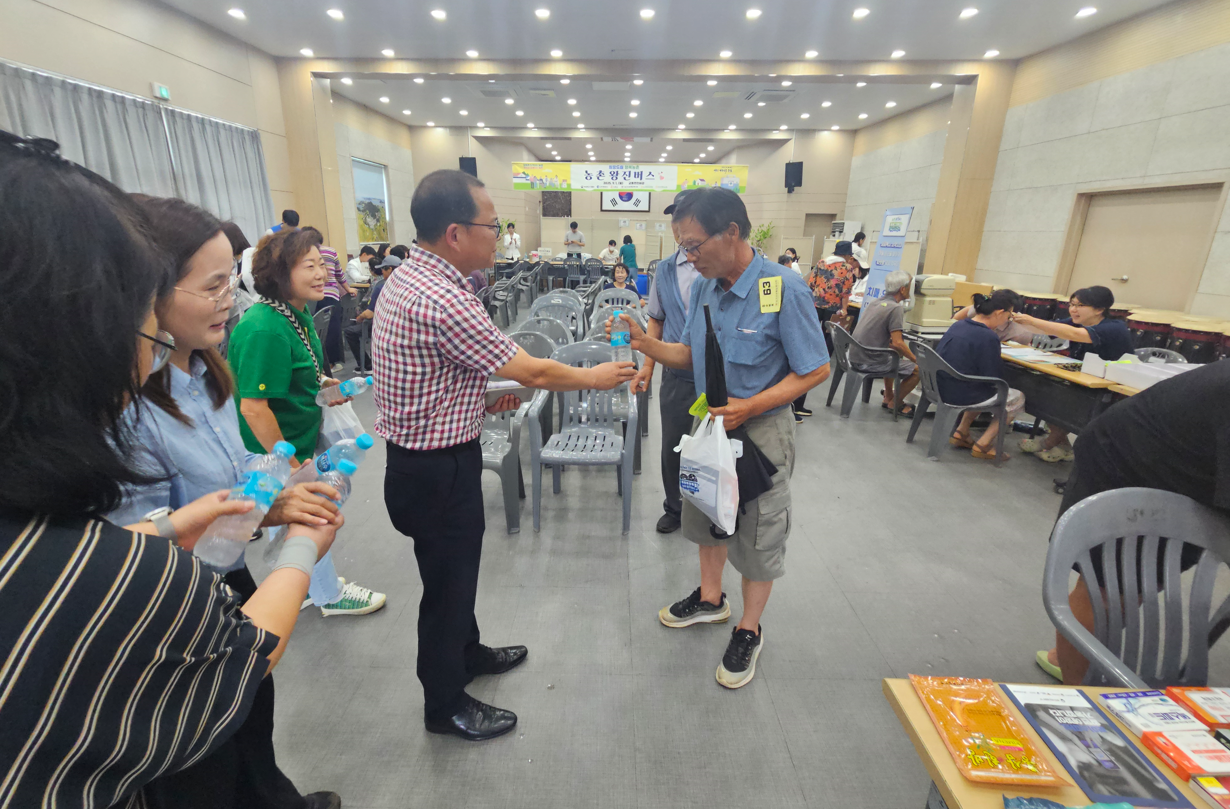 교동면,_왕진_버스_대기_어르신들께_폭염_예방_생수_전달