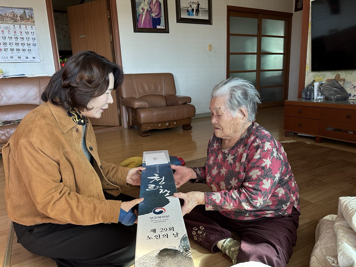 화도면,_장화1리_정애인_어르신께_100세_맞이_장수_지팡이_‘청려장’_전달