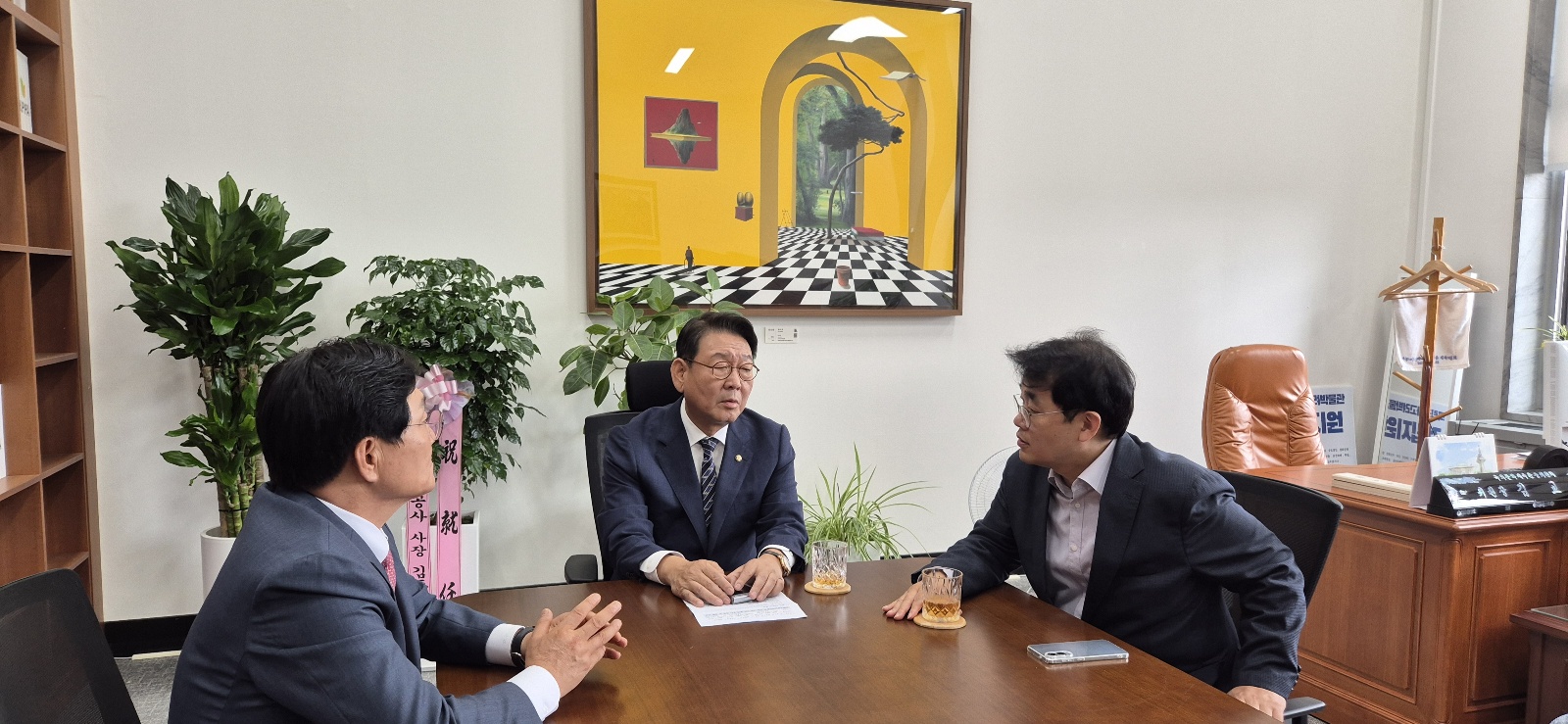 인천_국회의원_8인,_국립강화고려박물관_건립_공동건의문_서명_동참(박용철_강화군수,_김교흥_의원,_배준영_의원)