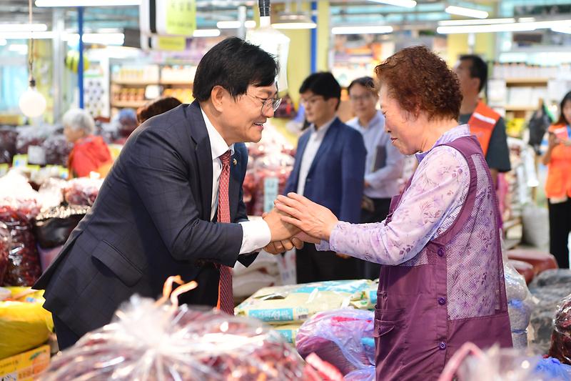 박용철_강화군수,_추석_명절_장보기는_전통시장에서(1)
