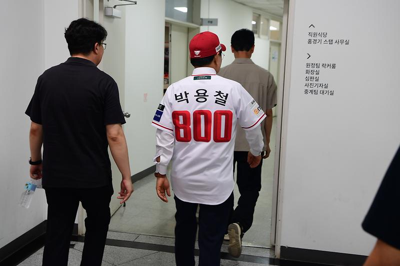 박용철_강화군수,_SSG_랜더스_홈경기_시구…_국립강화고려박물관_염원_담아_“등번호_800”(2)
