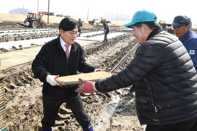 박용철_강화군수,_영농철_맞아_현장속으로(1)