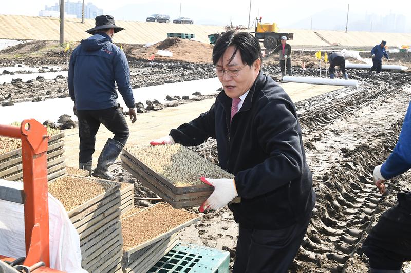 박용철_강화군수,_영농철_맞아_현장속으로(2)