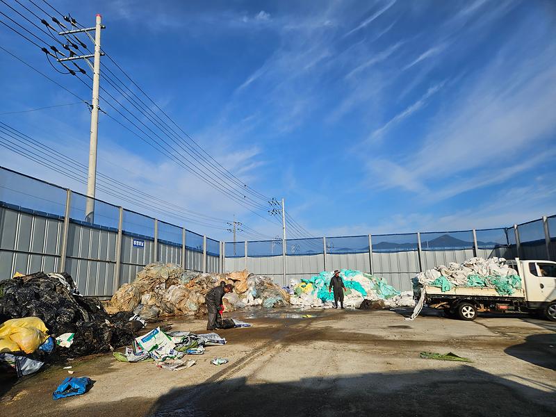 불은면_새마을지도자협의회,_영농_폐비닐_수거에_구슬땀