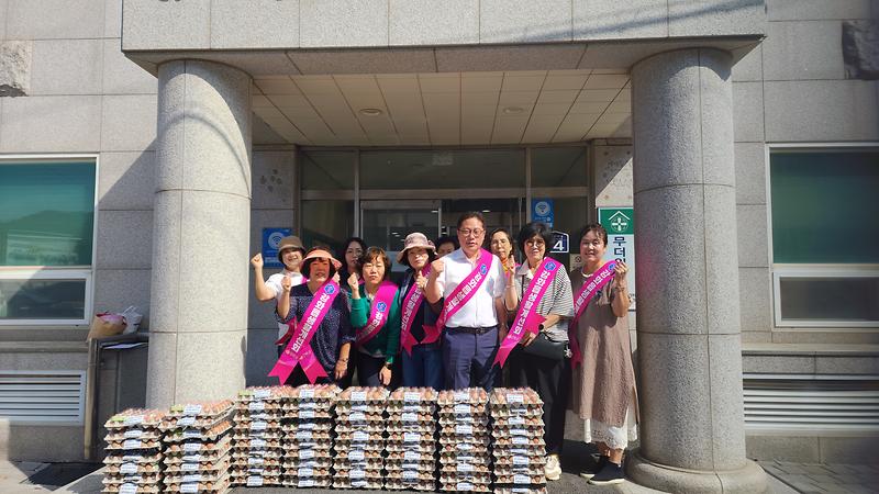 강화읍_생활개선회,_소외_이웃에_달걀_90여_판_전달