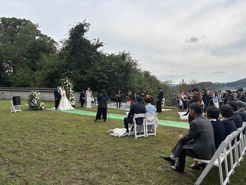 강화군,_‘열린_유산_프로젝트’_본격_가동…_강화_고려궁지서_첫_야외_결혼식_열어(1_예식_사진)