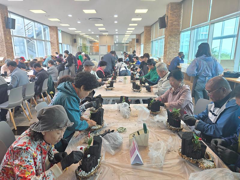 강화군,_치유농업_프로그램에_어르신_마음에_활짝(1)