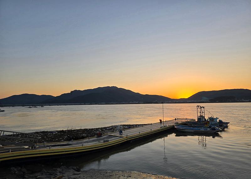 강화군,_어업인_안전_위해_더리미항_해양쓰레기_수거_작업_실시(더리미항_쓰레기_수거_전_모습)