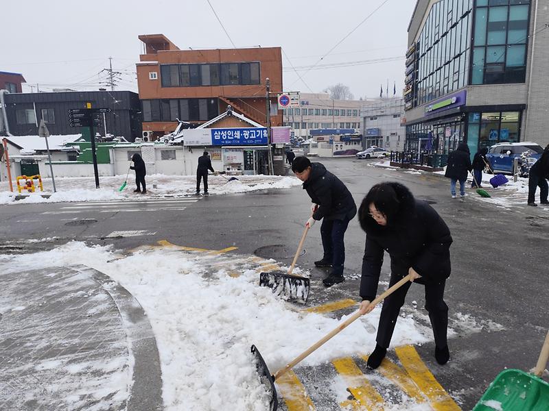 강화군_공무원_인도_제설작업_나서(1)