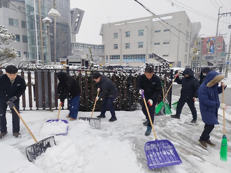 강화군_공무원_인도_제설작업_나서(2)