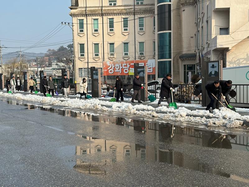 강화군_공무원_인도_제설작업_실시_(2)