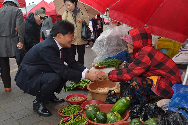 강화군_군민통합위원회_위원_공개모집(현장의_목소리를_청취하는_박용철_군수)