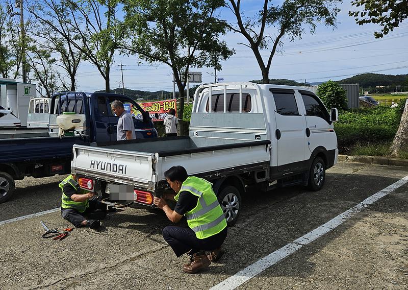 강화군,_화물차_뒷바퀴_조명등_부착_교통안전_캠페인_펼쳐(2)
