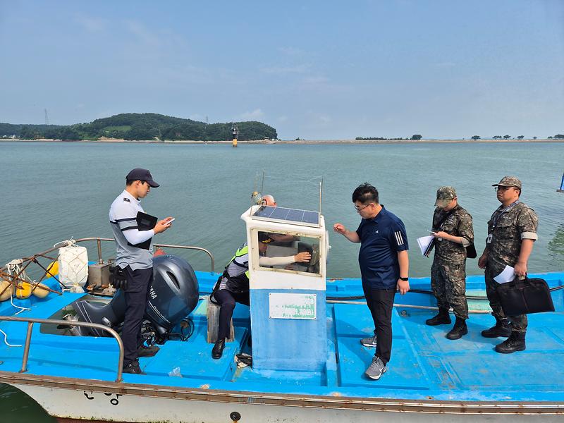 강화군,_민·관·군·경_합동_대응으로_해상_실종_어민_극적_구조(2_지난_8월_관계기관_합동_안전점검_자료사진)