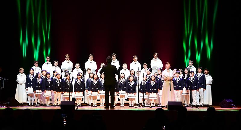 강화군,_파리나무십자가_소년합창단_초청_공연에_객석_가득_‘성황’(2)