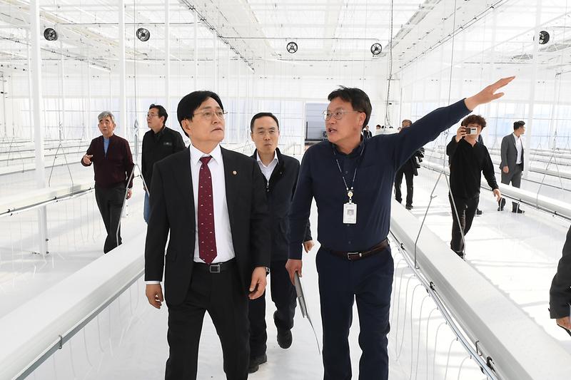 강화군,_로컬_팜_빌리지_조성_공사_박차(1_사업현장을_시찰하는_박용철_군수)