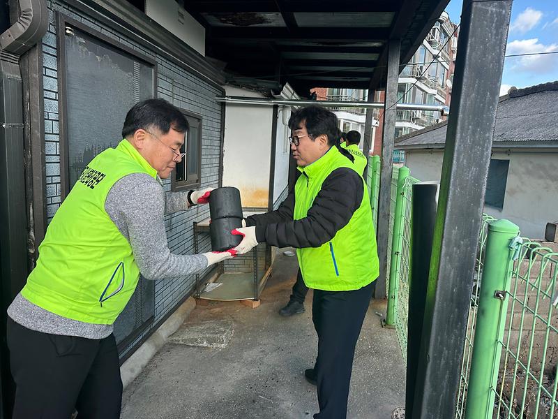 강화군_시설관리공단,_“사랑의_연탄_함께_나눠요!”