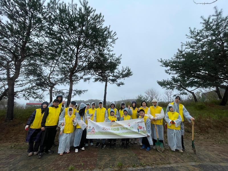 강화군자원봉사센터_한마음_가족봉사단,_나무_심기_활동으로_탄소중립_실천