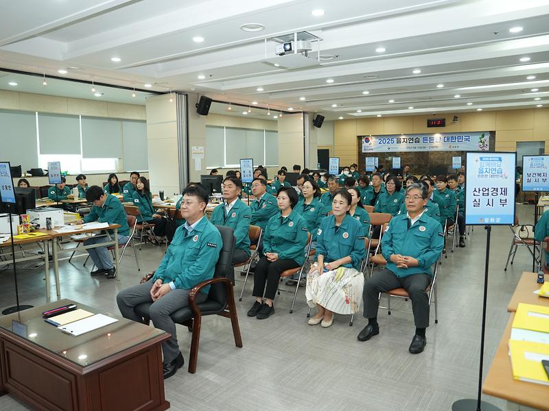 강화군의회,_2025년_을지연습_참관_훈련관계자_격려(1)