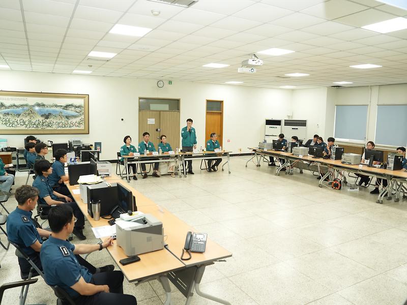 강화군의회,_2025년_을지연습_참관_훈련관계자_격려(3)