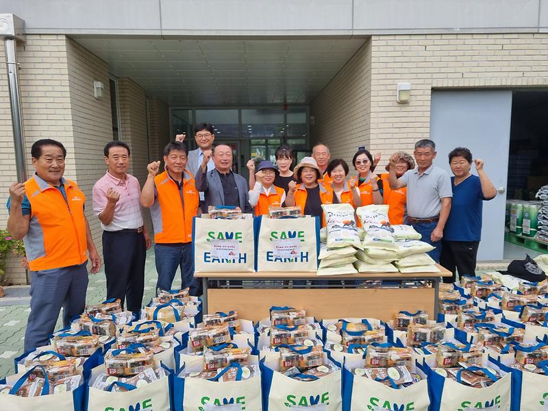 길상면_지역사회보장협의체,_홀몸_어르신_가구_방문해_부식_꾸러미_전달