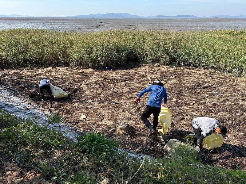 길상면_새마을지도자회,_해안가_환경_정화_활동_전개