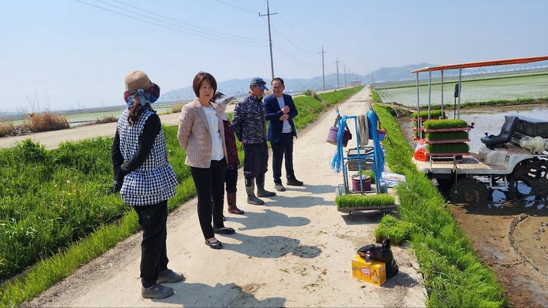 교동면,_모내기_현장_방문_농가_격려