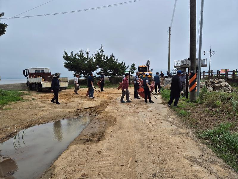 교동면_노인회,_나들길_환경정화에_구슬땀