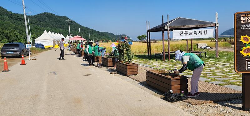 교동면_새마을부녀회,_난정저수지_정원에_아름다운_초화_식재