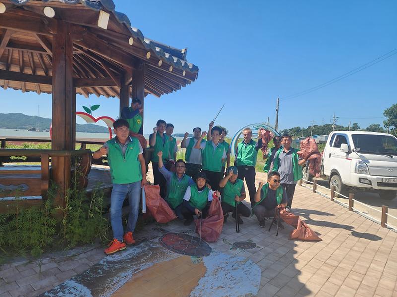 교동면_새마을지도자,_깨끗한_해안가_조성에_구슬땀